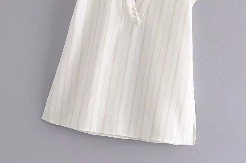 Cămașă de damă cu mâneci scurte și decolteu în V de culoare albă