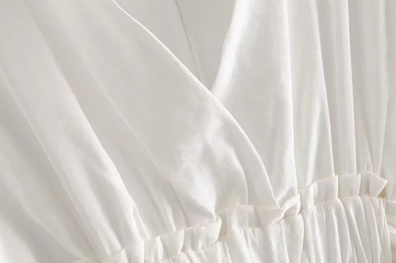 Rochie de damă cu decolteu în V adânc în culoarea albă