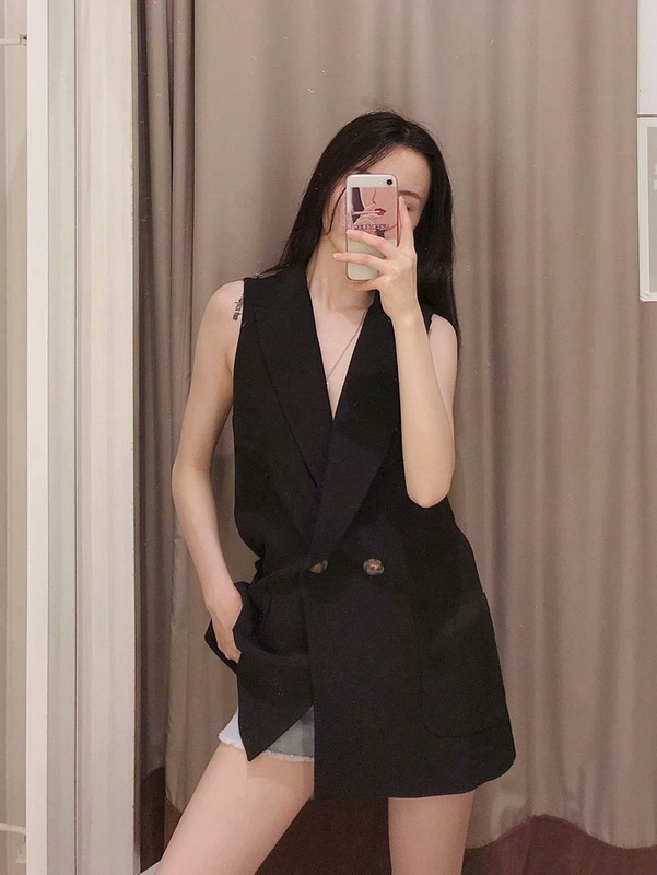 Elegáns női mellény fekete színben, gombokkal és zsebekkel