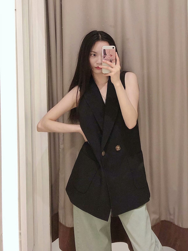 Elegáns női mellény fekete színben, gombokkal és zsebekkel