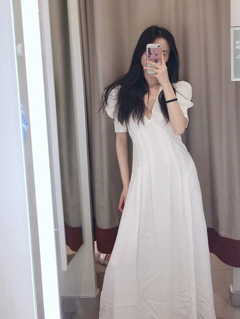 Rochie albă lungă cu decolteu în V adânc