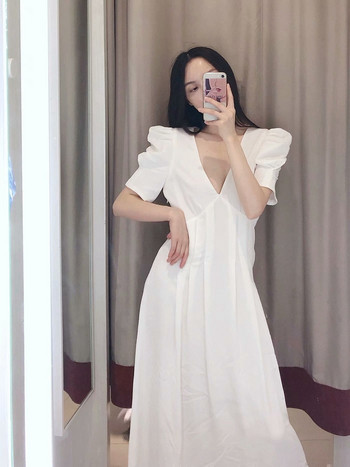 Rochie albă lungă cu decolteu în V adânc