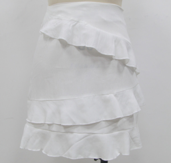 Női modern rövid szoknya fehér színben