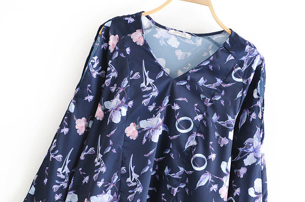 Bluza de dama cu model floral si decolteu in V
