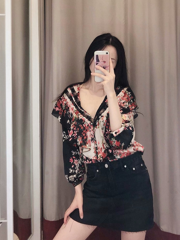 Cămașă de damă cu decolteu în V și mâneci 3/4 cu model floral