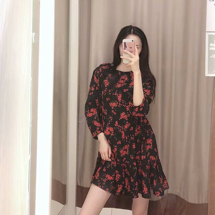 Rövid női ruha - szabású virágmintás modell