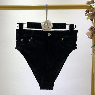 Дамски модерни къси панталони в два цвята