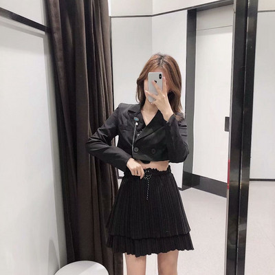 Дамско късо сако в черен цвят с дълъг ръкав