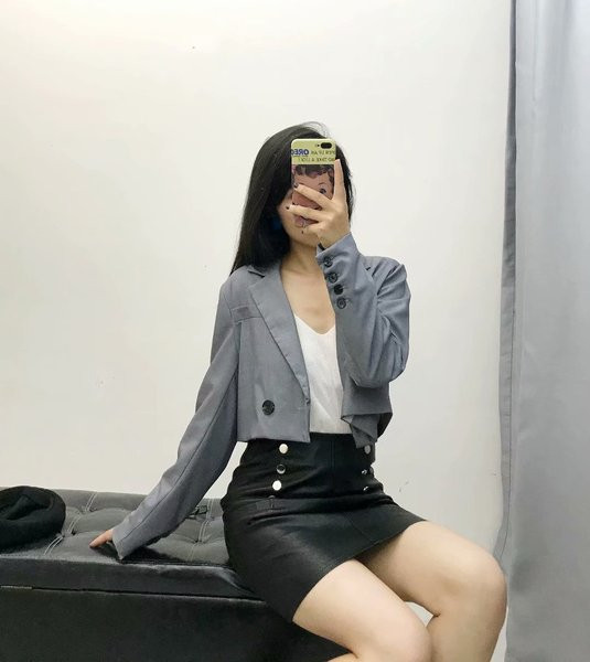 Női rövid kabát szürke és fekete színben, hosszú ujjal