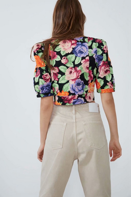 Rövid női blúz négyzet alakú nyakkivágással