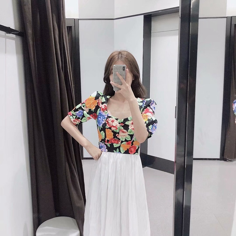 Rövid női blúz négyzet alakú nyakkivágással