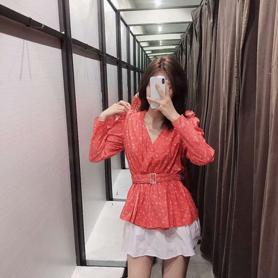 Elegáns női blúz piros övvel