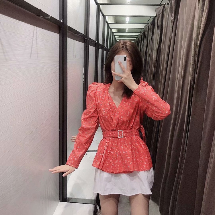 Elegáns női blúz piros övvel