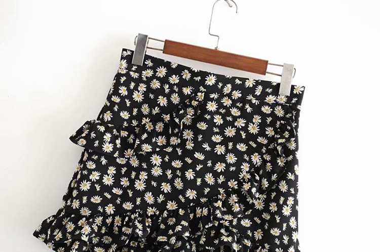 Rövid női szoknya-nadrág virágmintával