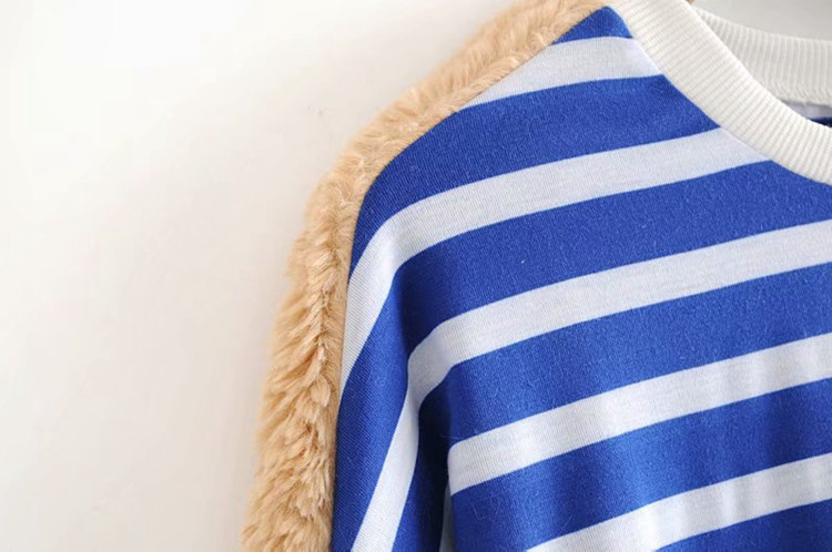 Női csíkos pulóver szegéllyel az ujján