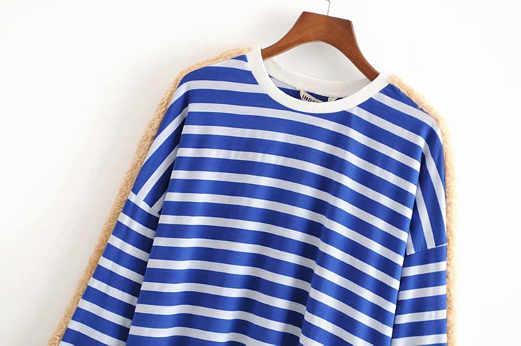 Női csíkos pulóver szegéllyel az ujján