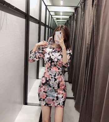 Rövid női ruha 7/8-as ujjal, virágmintával