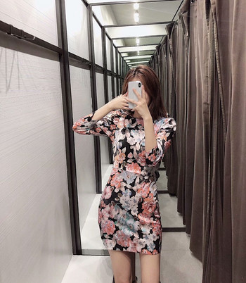 Rövid női ruha 7/8-as ujjal, virágmintával