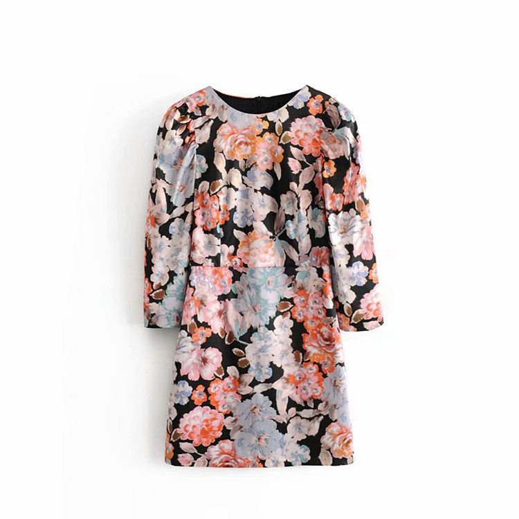 Rövid női ruha 7/8-as ujjal, virágmintával