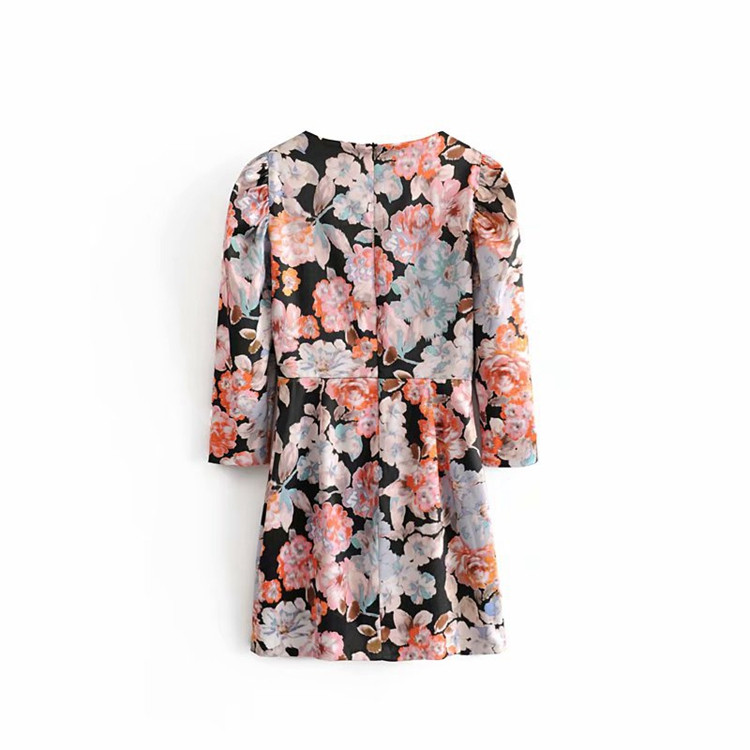 Rövid női ruha 7/8-as ujjal, virágmintával