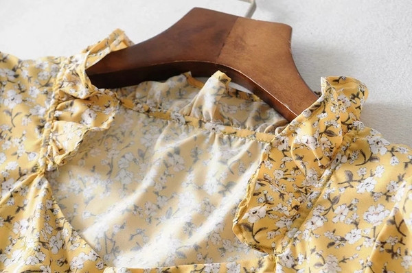 Bluză de damă cu mâneci 3/4 și decolteu în V