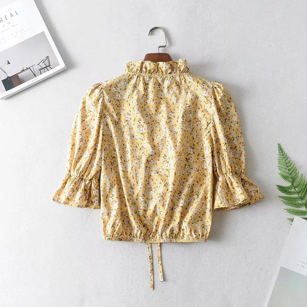 Bluză de damă cu mâneci 3/4 și decolteu în V