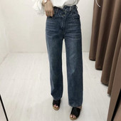 Női farmer kék színben, aszimmetrikus rögzítéssel - széles modell