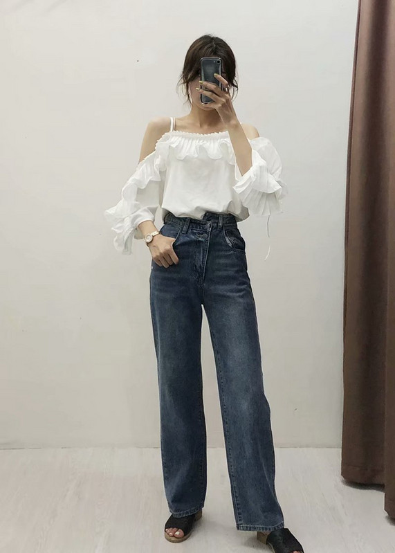 Női farmer kék színben, aszimmetrikus rögzítéssel - széles modell