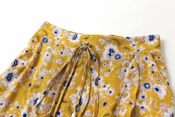 Női szoknya aszimmetrikus modell színes mintával