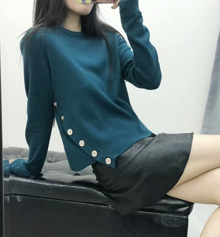 Pulover asimetric de dama din tricotat subtire cu nasturi