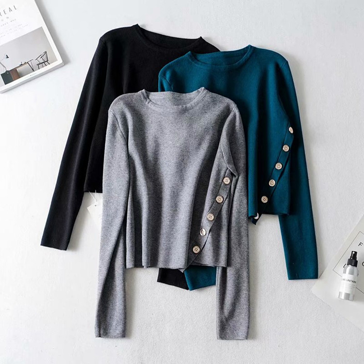 Pulover asimetric de dama din tricotat subtire cu nasturi