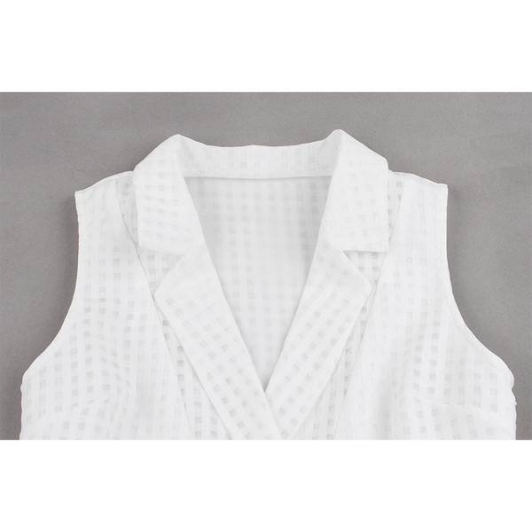 Modern női ruha V-nyakkal, fehér színben