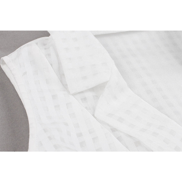 Modern női ruha V-nyakkal, fehér színben