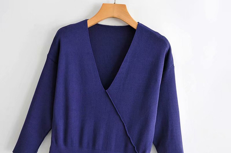 Salopetă de damă cu decolteu în V adânc din tricot subțire