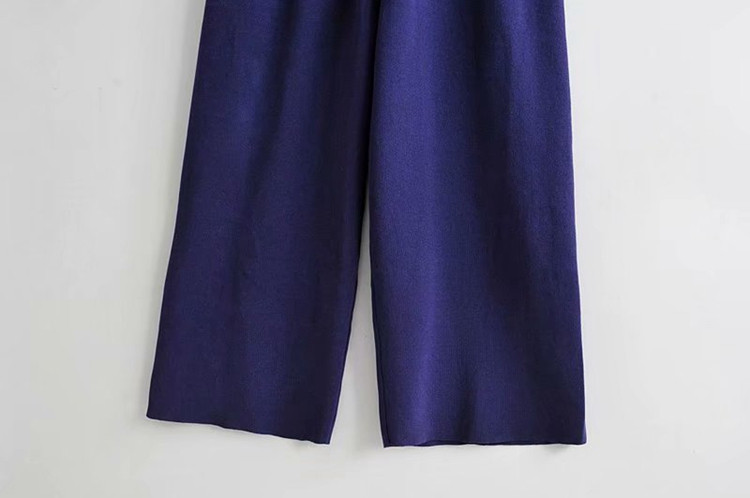 Salopetă de damă cu decolteu în V adânc din tricot subțire