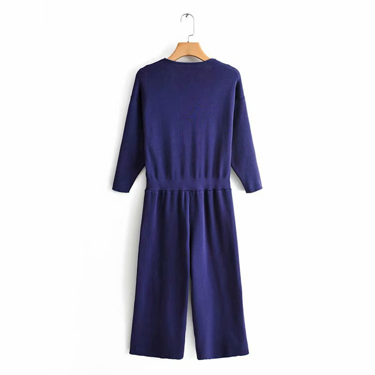 Salopetă de damă cu decolteu în V adânc din tricot subțire