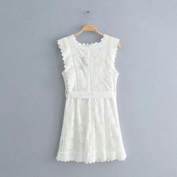 Fehér csipkés női ruha