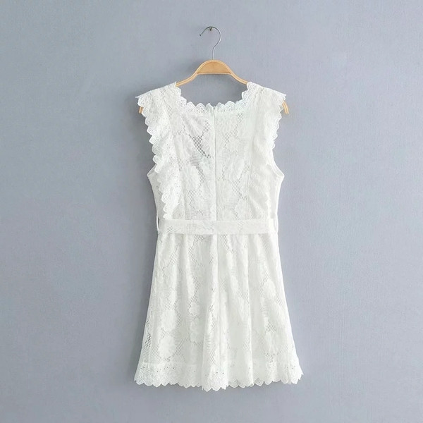 Fehér csipkés női ruha