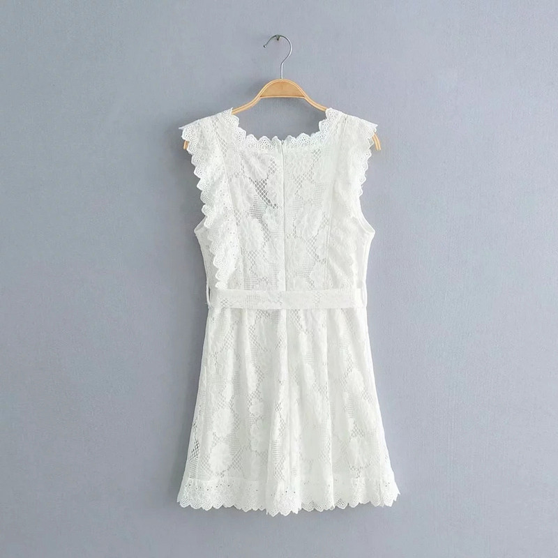 Fehér csipkés női ruha