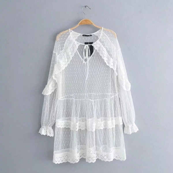 Női csipkeruha O-nyakkal, fehér színben