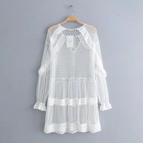 Női csipkeruha O-nyakkal, fehér színben