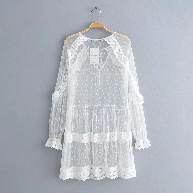 Női csipkeruha O-nyakkal, fehér színben