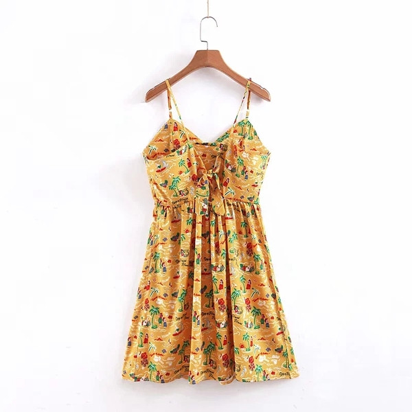 Női ruha vékony pántokkal, színes rátéttel