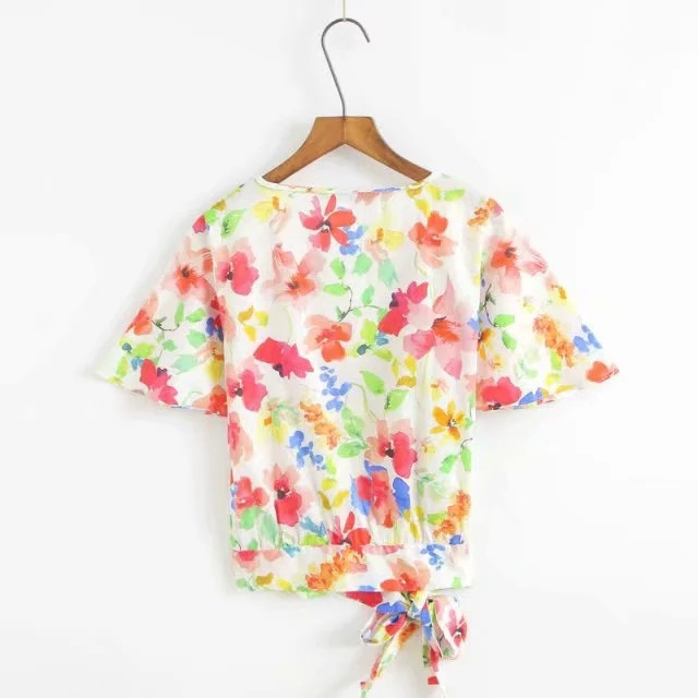 Női póló O-nyakkal és virágos motívummal