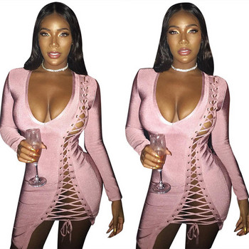 Elegáns női ruha mély nyakkivágással és rózsaszín nyakkendőkkel