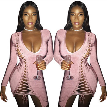 Elegáns női ruha mély nyakkivágással és rózsaszín nyakkendőkkel