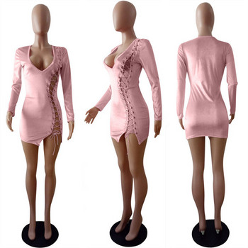 Elegáns női ruha mély nyakkivágással és rózsaszín nyakkendőkkel