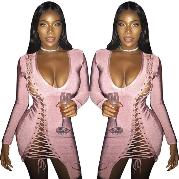 Elegáns női ruha mély nyakkivágással és rózsaszín nyakkendőkkel