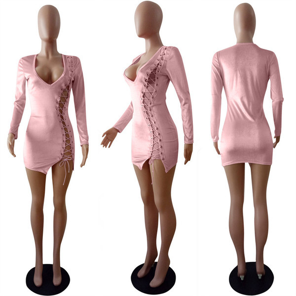 Elegáns női ruha mély nyakkivágással és rózsaszín nyakkendőkkel