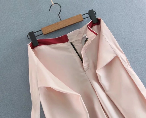 Divatos női nadrág derekán szalaggal